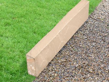 Bordure de pelouse Grès Yellow Mint avec herbe et gravier