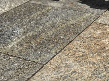 Dallage de terrasse en gneiss Luserna, vue en biais