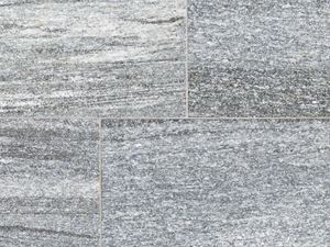 Gros plan sur les dalles de granite gris Urban Grey Line