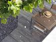Terrasse en granite Urban Grey Line vue de haut avec chapeau posé sur table de jardin
