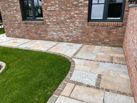 Chemin autour de la maison en dalles de granite Girona Antique