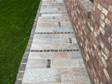 Les dalles en granite Girona Antique sur un chemin autour d'une maison