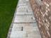 Les dalles en granite Girona Antique sur un chemin autour d'une maison