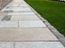 Chemin de jardin en granite Girona Antique le long du mur extérieur d'une maison