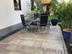Dalles en granite Girona Antique avec table et chaises