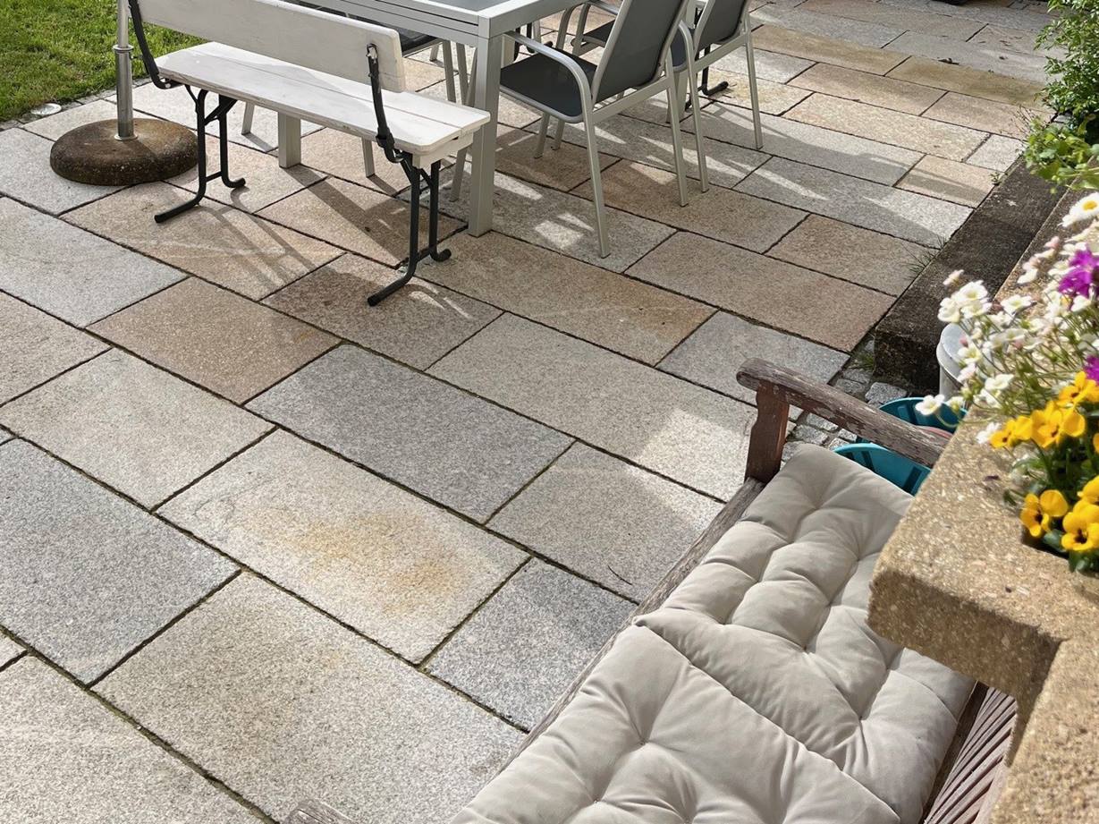 Flair marquant et effet rustique. Photo du client Dalle_de_terrasse_granit_Girona_Antique_Banc