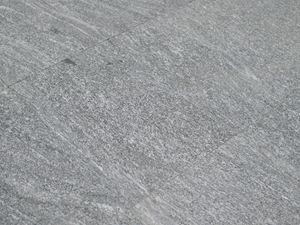 Gros plan d'une dalle du granite Locarno.