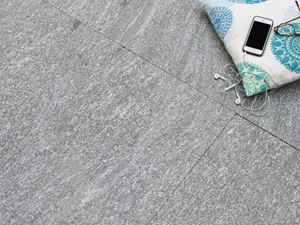 Dalle de granite en gros plan avec un coussin et un téléphone