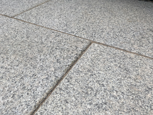 Robustes et antidérapantes : les dalles de terrasse Silver Gala Granit-Silver-Gala-schrg2