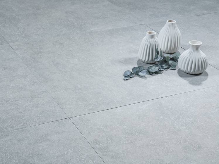 Les dalles imitation pierre Basalt Ice avec trois vases en guise de décoration