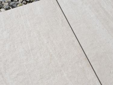 Deux dalles imitation pierre Mountain Beige vues de près, joint en diagonale