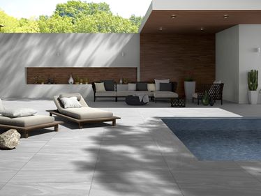  Mountain Silver est le sol idéal pour habiller les bords de votre piscine.