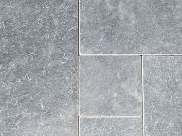 Gros plan sur le dallage en marbre Afyon Grey