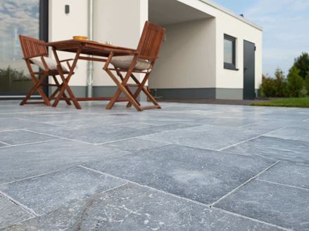 Terrasse avec dalles de marbre et meubles en bois vue du sol