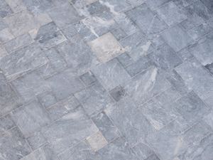 Des nuances de gris délicates et une finition mate Dalles de marbre gris Afyon Grey en opus romain vues depuis le haut