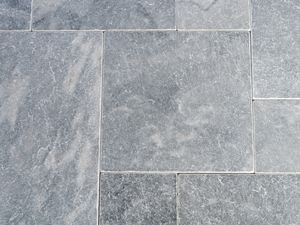 Le dallage en marbre Afyon Grey en format opus romain