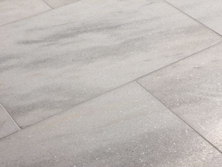 Carreaux de marbre Calacatta dans des tons clairs gros plan