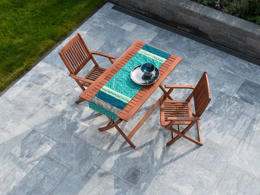 Table de jardin et décoration en turquoise sur dalles de marbre Afyon Grey
