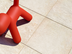 Les dalles effet quartzite Classic Beige vues de près avec un chien rouge en déco
