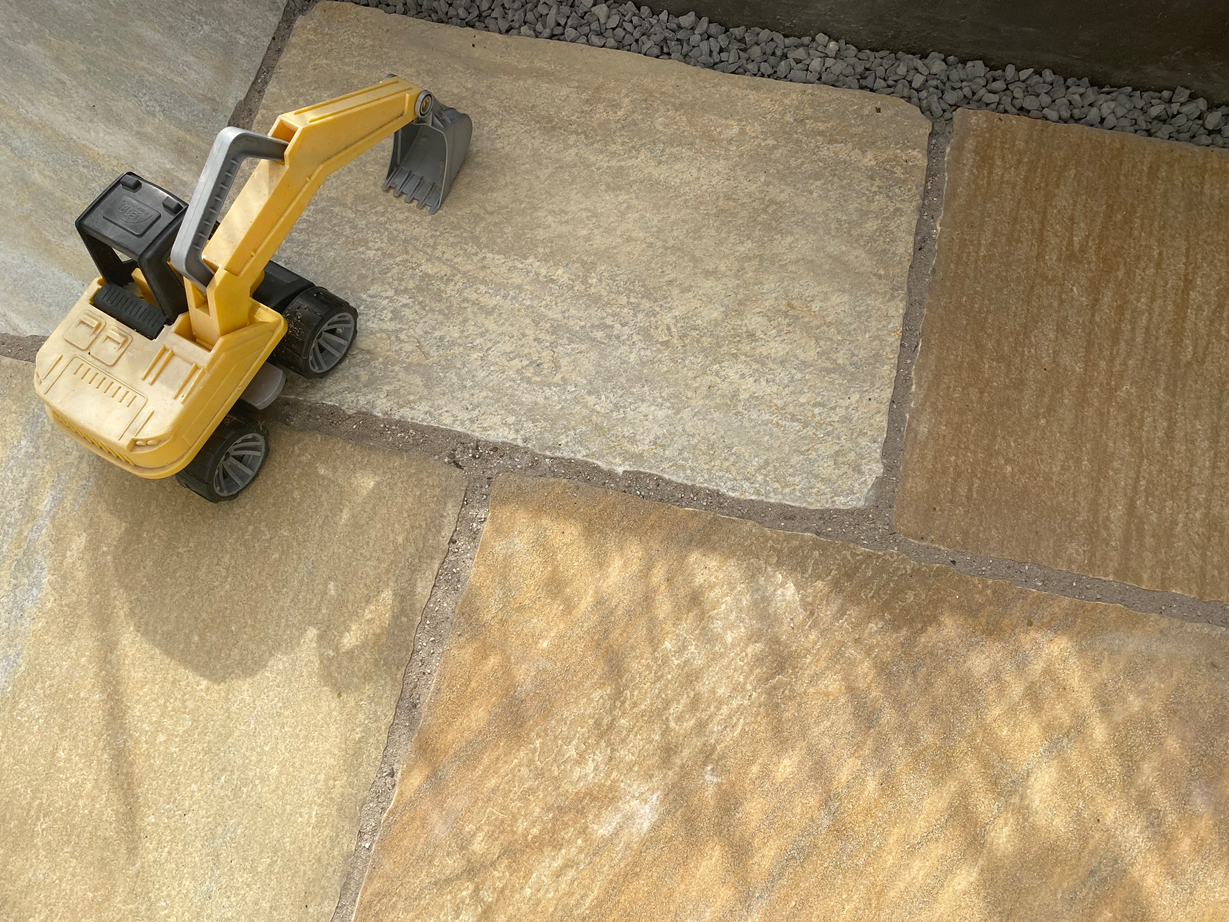 Dalle en quartzite Rio Dorado Gelb : naturelle et originale Quarzit-Terrassenplatte-Bagger1