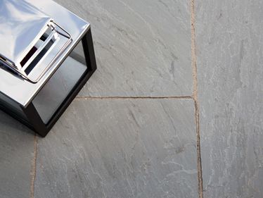 Lanterne sur dalles de grès Kandla Grey