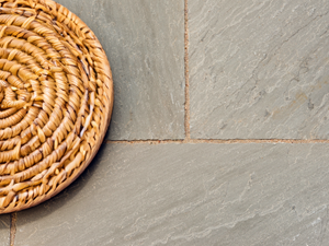 Plateau et verres posés sur dalles de terrasse en grès Kandla Grey