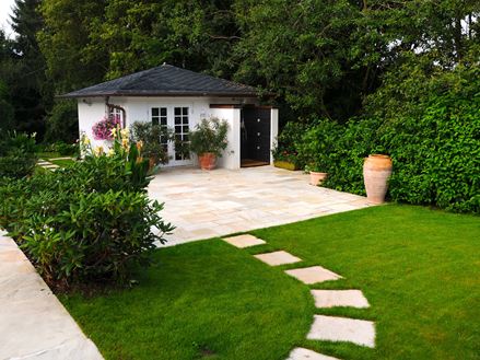 Maison de jardin avec dallage et pas japonais en grès Yellow Mint et pelouse