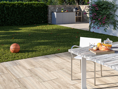 Terrasse avec dallage imitation bois Amber Oak 3 cm avec cuisine extérieure et gazon