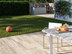 Terrasse avec dallage imitation bois Amber Oak 3 cm avec cuisine extérieure et gazon