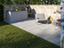 Terrasse avec dalles imitation pierre Classic Grey 3 cm et cuisine extérieure