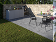 Terrasse avec dalles imitation pierre Monro Dark 3 cm et cuisine extérieure