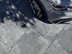 Les dalles effet béton Vulkano 3 cm vues de haut avec voiture et ombre