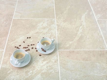Grès cérame Alpine Beige avec tasses à café et grains de café