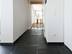 Couloir en ardoise Black Rustic et aperçu du salon