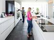 Cuisine blanche avec carrelage en ardoise Black Rustic au sol