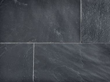 Vue sur les carreaux d'ardoise Black Rustic posés et leurs joints clairs