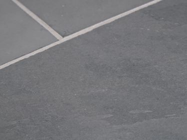 Gros plan sur le carrelage en ardoise Grey Slate et ses joints blancs