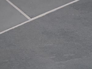 Gros plan sur le carrelage en ardoise Grey Slate et ses joints blancs