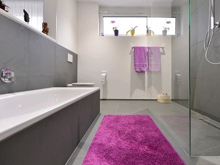 Les carreaux d'ardoise Grey Slate sont ici posés au sol et au mur d'une salle de bain