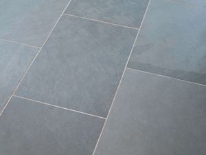 Un mortier-joint de couleur claire est design Gros plan sur les carreaux en ardoise Grey Slate