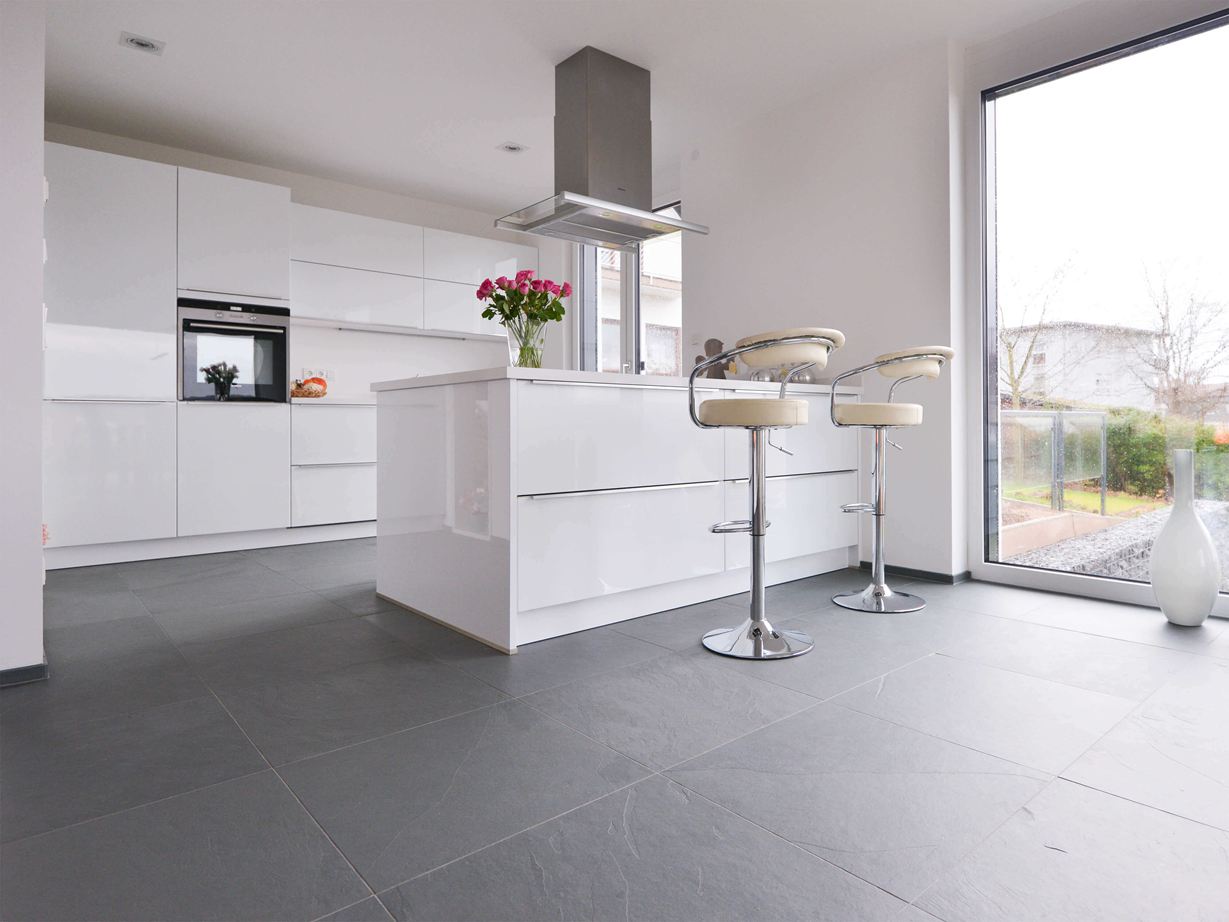 Cuisine blanche avec éléments métalliques sur tuile d'ardoise Gris Ardoise avec surface fendue