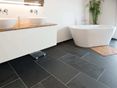 Une baignoire posée sur les carreaux en ardoise Mustang