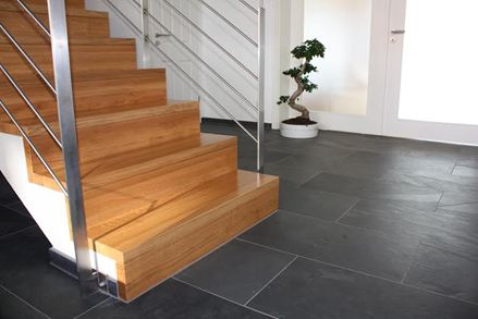 Schiefer-Fliesen Mustang an einer Holztreppe