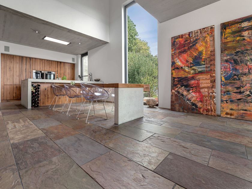 Un loft moderne dans lequel a été posé un carrelage en ardoise Peacock Multicolor