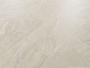 Un jeu de couleurs élégants et des motifs imitation pierre réalistes Gros plan sur le carrelage en grès cérame imitation ardoise Canyon Gold