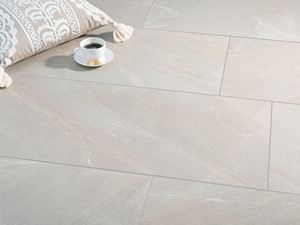 Le carrelage effet ardoise Canyon Gold et une tasse de café.