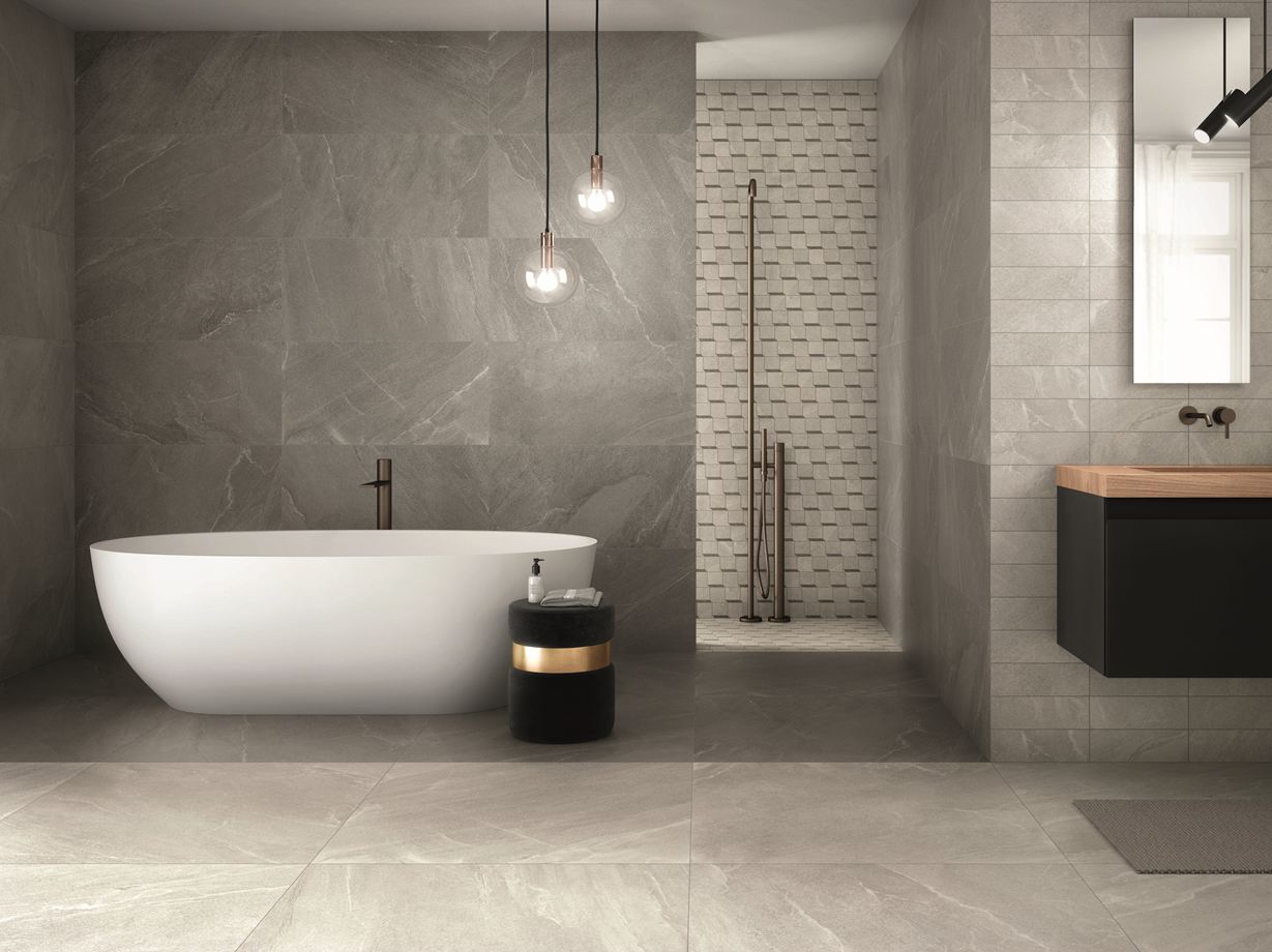 Les carreaux en grès cérame conviennent également à la salle de bains Une salle de bains en carrelage Canyon Pearl en grès cérame effet ardoise.