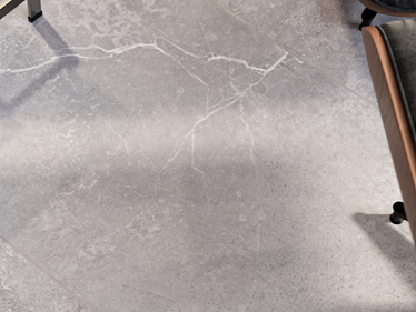 Carrelage imitation ardoise Sierra Grey vu de près avec pieds de table et chaise