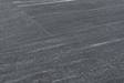 Gros plan sur le carrelage en grès cérame effet granite Dolomit Black dans une teinte gris foncé et aux veinures blanches