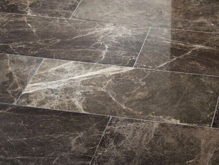 Carreaux de marbre foncé avec des veines blanches et des joints étroits